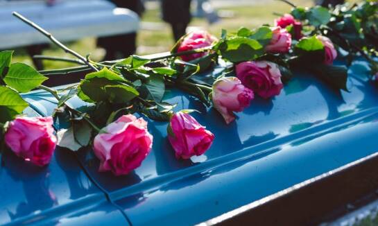 Transport zmarłych – jak wygląda logistyka przed ceremonią pogrzebową?