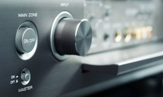 Dlaczego warto wybierać wzmacniacze lampowe z obudowami z drewna i żywic?