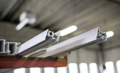 Jakie są wyzwania logistyczne przy montażu dużych konstrukcji aluminiowych?