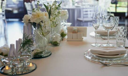 Stoły tematyczne na weselu – jak wykorzystać je w naszej sali?