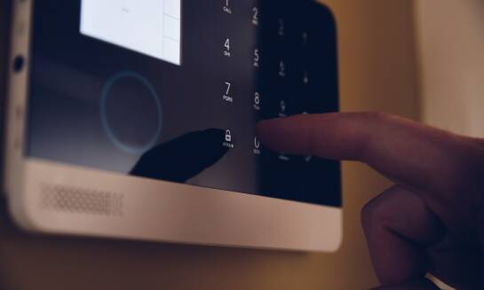 Systemy alarmowe i domofonowe - jakie usługi oferuje elektryk?