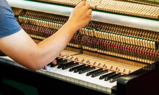 Jakie są różnice między grą klasyczną a jazzową na pianinie?