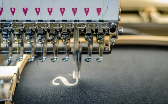 Zalety haftu komputerowego w produkcji odzieży sportowej i casualowej