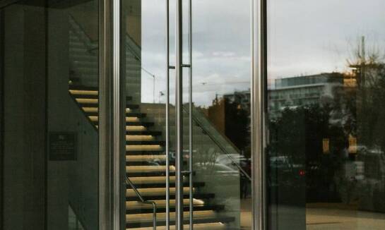 Balustrady całoszklane jako element eleganckiego wykończenia schodów