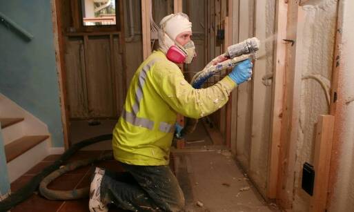 Jak metoda iniekcji lekko ciśnieniowej pomaga w eliminacji wilgoci z murów?