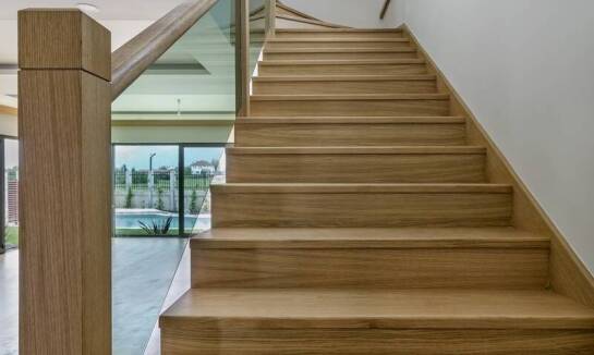 Schody policzkowe – kiedy warto wybrać tę konstrukcję do swojego domu?
