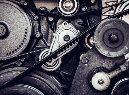 Czym różni się samochód hybrydowy od elektrycznego?