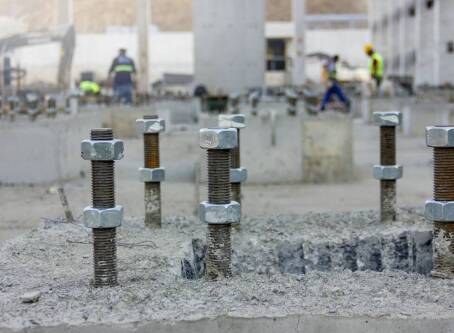 Mur oporowy – jak głęboko powinien być posadowiony?