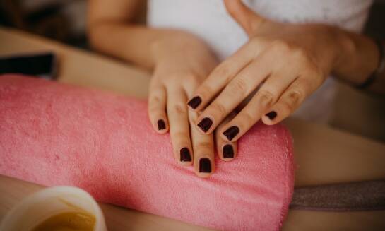 Jakie są różnice między paznokciami hybrydowymi a tradycyjnym manicure?