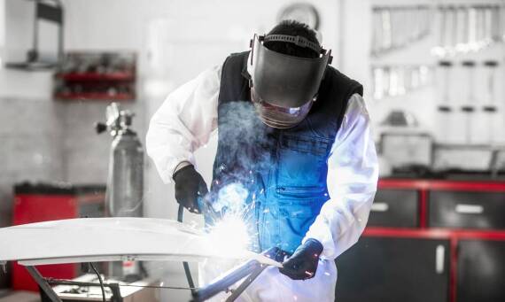 Jakie są najczęstsze wyzwania w naprawach blacharskich i jak sobie z nimi radzić?