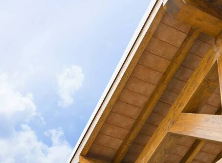 Jaki strop wybrać – drewniany czy betonowy?