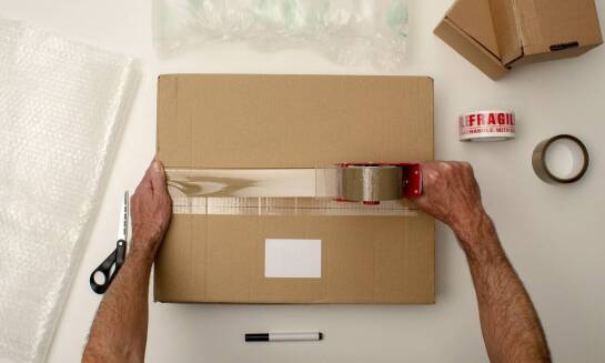 Zastosowanie folii bąbelkowej do pakowania w e-commerce – korzyści i trendy