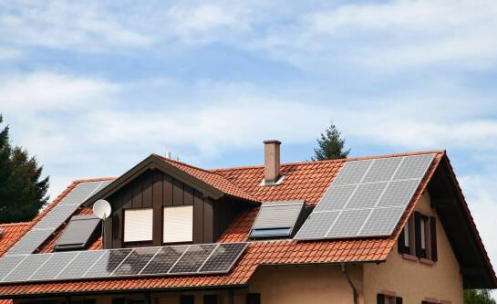 Jakie są najważniejsze korzyści z montażu paneli słonecznych?