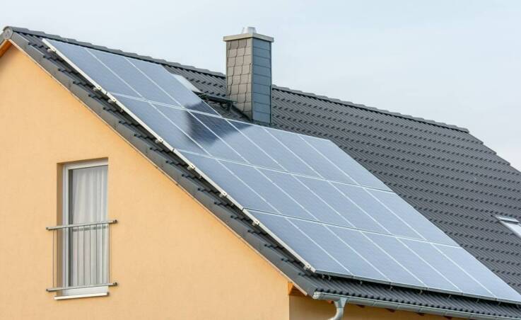 Jakie są wyzwania związane z instalacją mikroinstalacji fotowoltaicznej dla klimatyzacji?