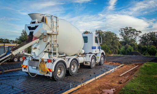 Usługi transportu betonu węgrów – co gwarantuje ich niezawodność?