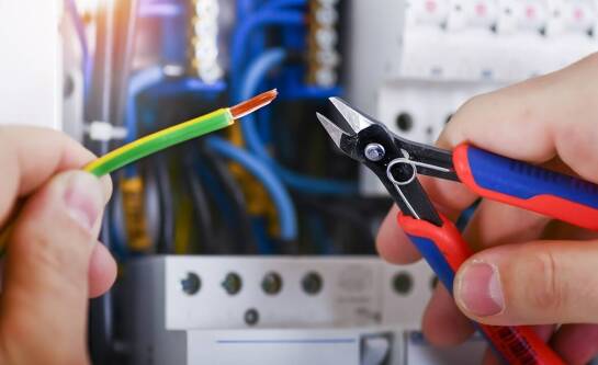 Jak działa wyłącznik schodowy w instalacji elektrycznej?