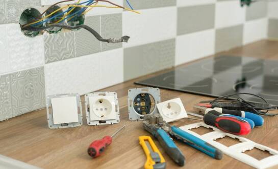 Jak zawiesić lampę sufitową w kilku prostych krokach