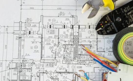 Jak prowadzić przewody elektryczne w domu?
