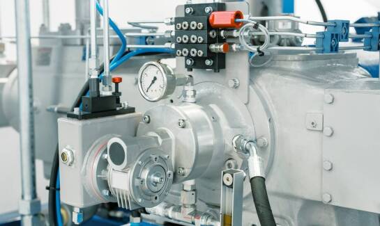 Zasilacze hydrauliczne a ich rola w automatyzacji procesów produkcyjnych