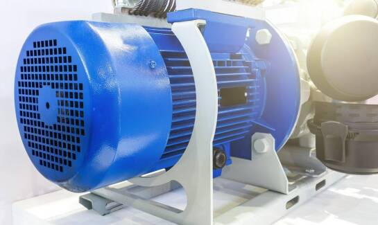 Zasilacz hydrauliczny w urządzeniach dźwigowych – jak poprawia ich działanie?