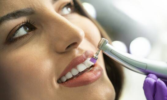 Dlaczego warto zdecydować się na piaskowanie zębów w ramach rutynowej kontroli?