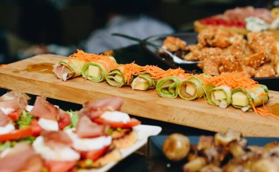 Jak dostosowujemy obiady dla firm do pory roku i sezonowych składników?