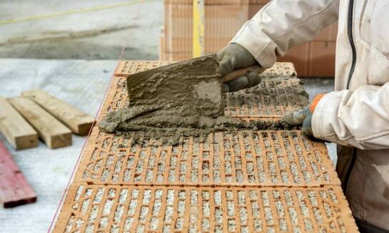 Jak prace murarskie wpływają na wygląd i funkcjonalność wnętrza sklepu?