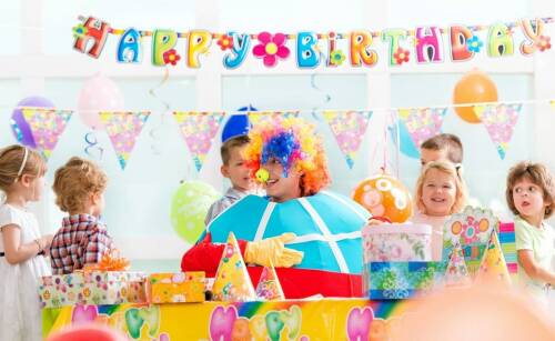 Jakie atrakcje warto połączyć z dmuchańcami na imprezach firmowych?