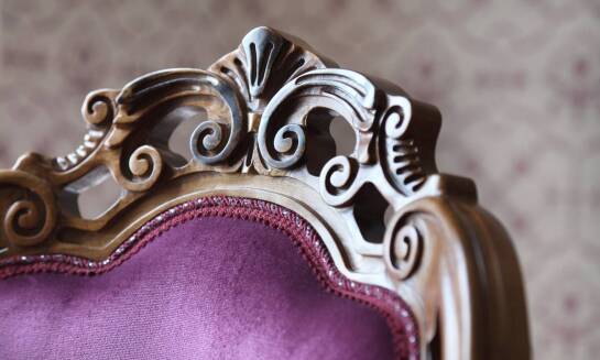 Zalety rzeźbionych wzorów na krzesłach z litego drewna