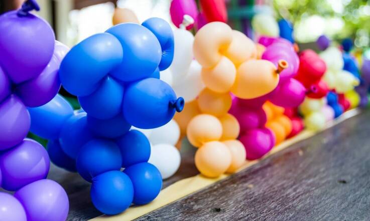 Jakie atrakcje oferują dmuchańce tematyczne na różne okazje?