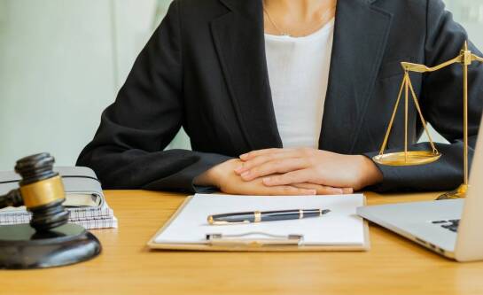 Znaczenie współpracy adwokatów z kancelariami notarialnymi i komorniczymi