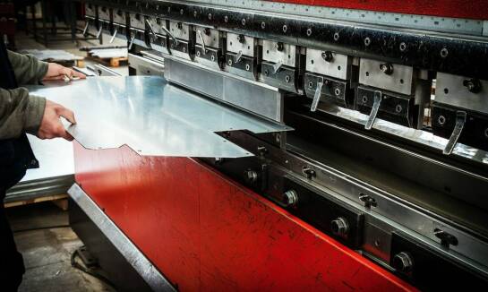 Jak tłoczenie blachy wpływa na wytrzymałość konstrukcji maszynowych?