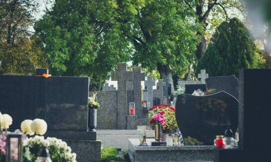 Estetyka nagrobków: Jakie wzory są najczęściej wybierane?