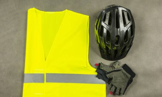 Różnice między tanimi a premium goglami motocyklowymi