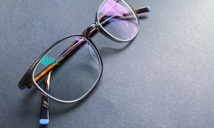 Jakie są zalety szkieł z redukcją odblasków?