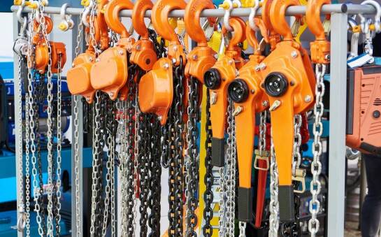 Wyciągarka łańcuchowa a ergonomia pracy – jak ułatwia codzienne zadania?
