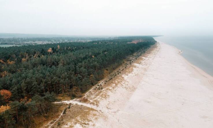 Dlaczego warto odwiedzić hotele nad morzem w Jastrzębiej Górze poza sezonem?