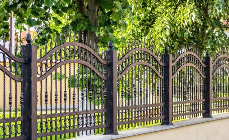Jak dostosować projekt ogrodzenia do specyficznych potrzeb klienta?