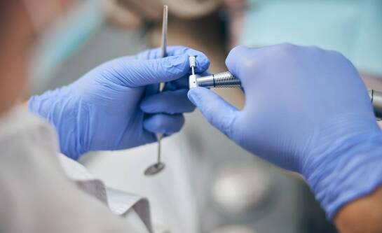 Jakie są możliwości leczenia próchnicy zębów u dorosłych?