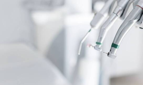 Co wpływa na trwałość implantów z tytanu?