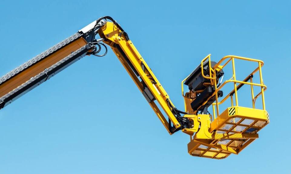 Przycinanie drzew w trudnodostępnych miejscach – jak pomagają podnośniki?