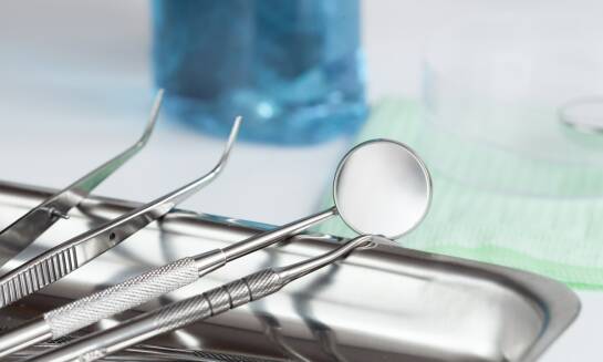 Tytanowe implanty - co sprawia, że są tak trwałe i stabilne?