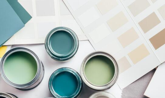 Farby dyspersyjne – dlaczego warto je zastosować w przestrzeniach komercyjnych?