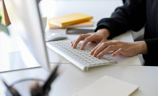 Jak skutecznie nauczyć się pisać na klawiaturze?