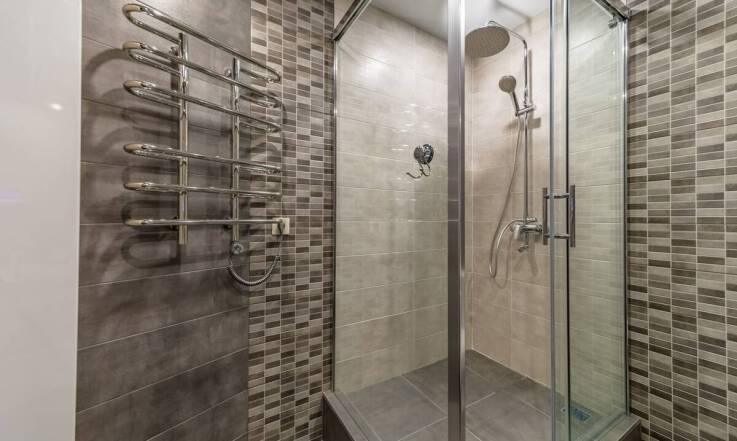 Porady dotyczące wyboru uchwytów do łazienki bez barier