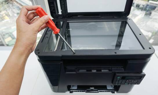 Jak naprawa drukarek biurowych wpływa na ochronę środowiska?