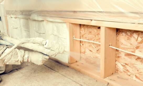 Zastosowanie piany PUR w izolacji dachów płaskich i skośnych: kluczowe informacje