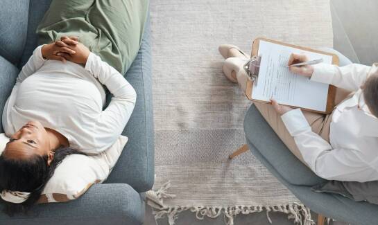 Rola wsparcia psychologicznego podczas leczenia trądziku u specjalistów