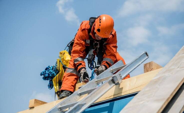 Montaż płyt warstwowych – kluczowe aspekty związane z bezpieczeństwem pożarowym