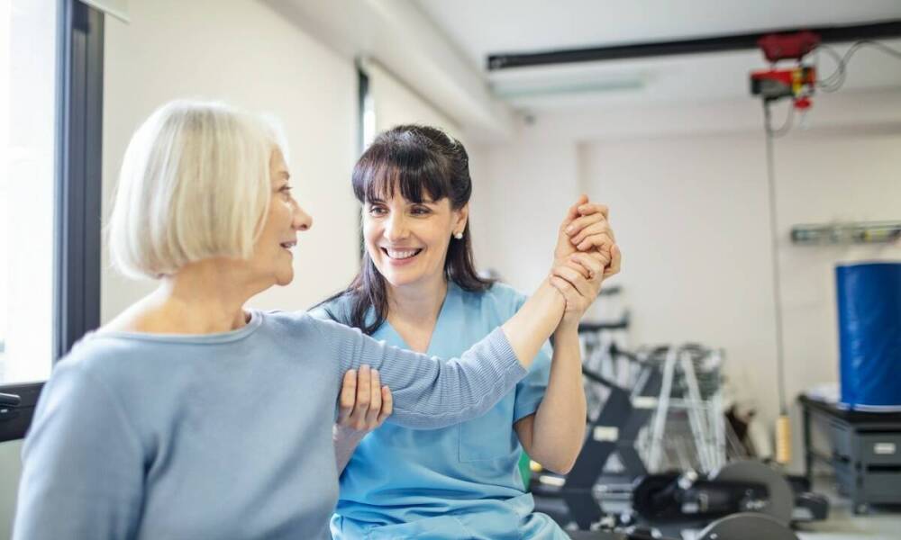 Jakie formy wsparcia terapeutycznego oferują domy seniora?